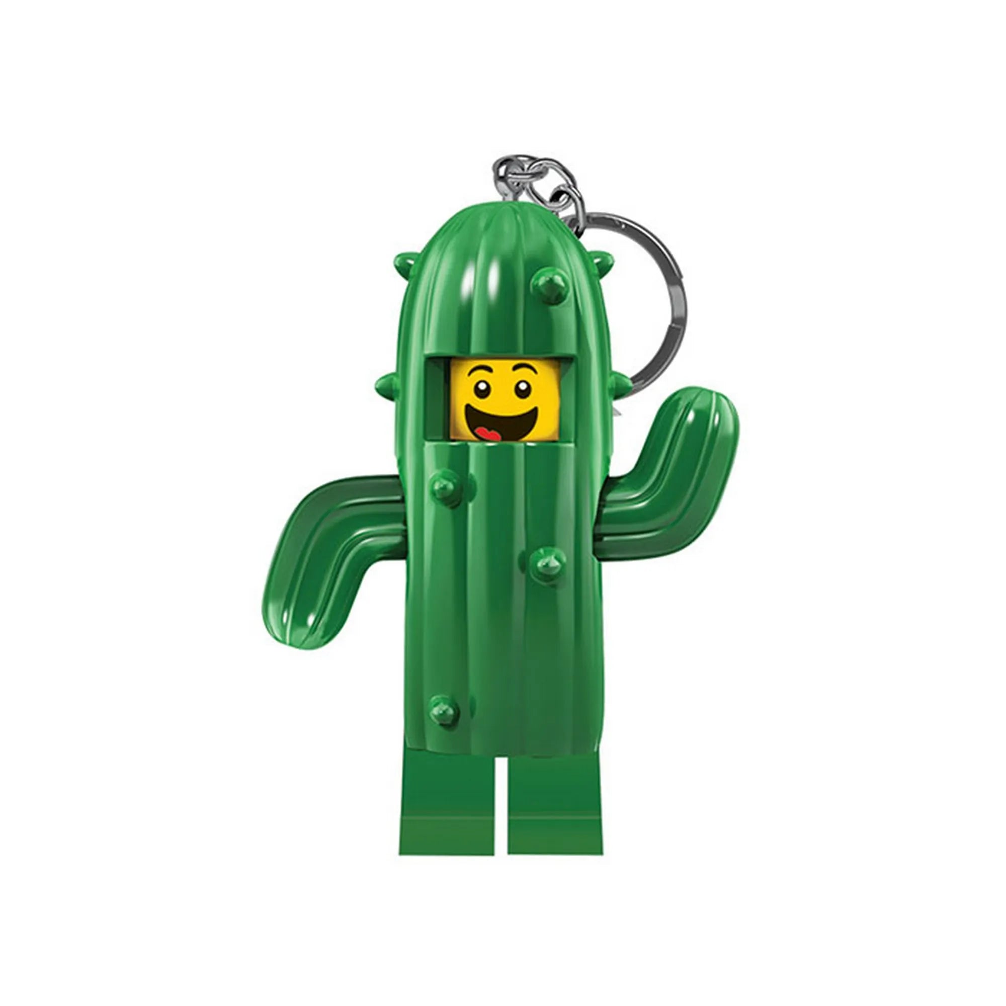 A LEGO Kaktusz jelmezes kulcstartó közeli képe, mosolygó sárga fejjel és zöld, tüskés kaktuszjelmezben, fém kulcskarikával a tetején.