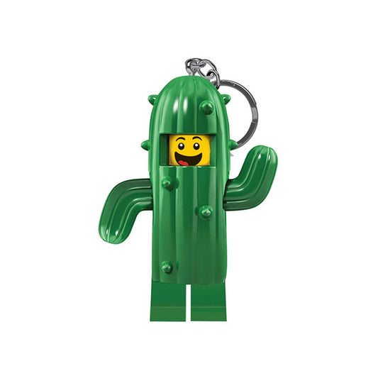 A LEGO Kaktusz jelmezes kulcstartó közeli képe, mosolygó sárga fejjel és zöld, tüskés kaktuszjelmezben, fém kulcskarikával a tetején.