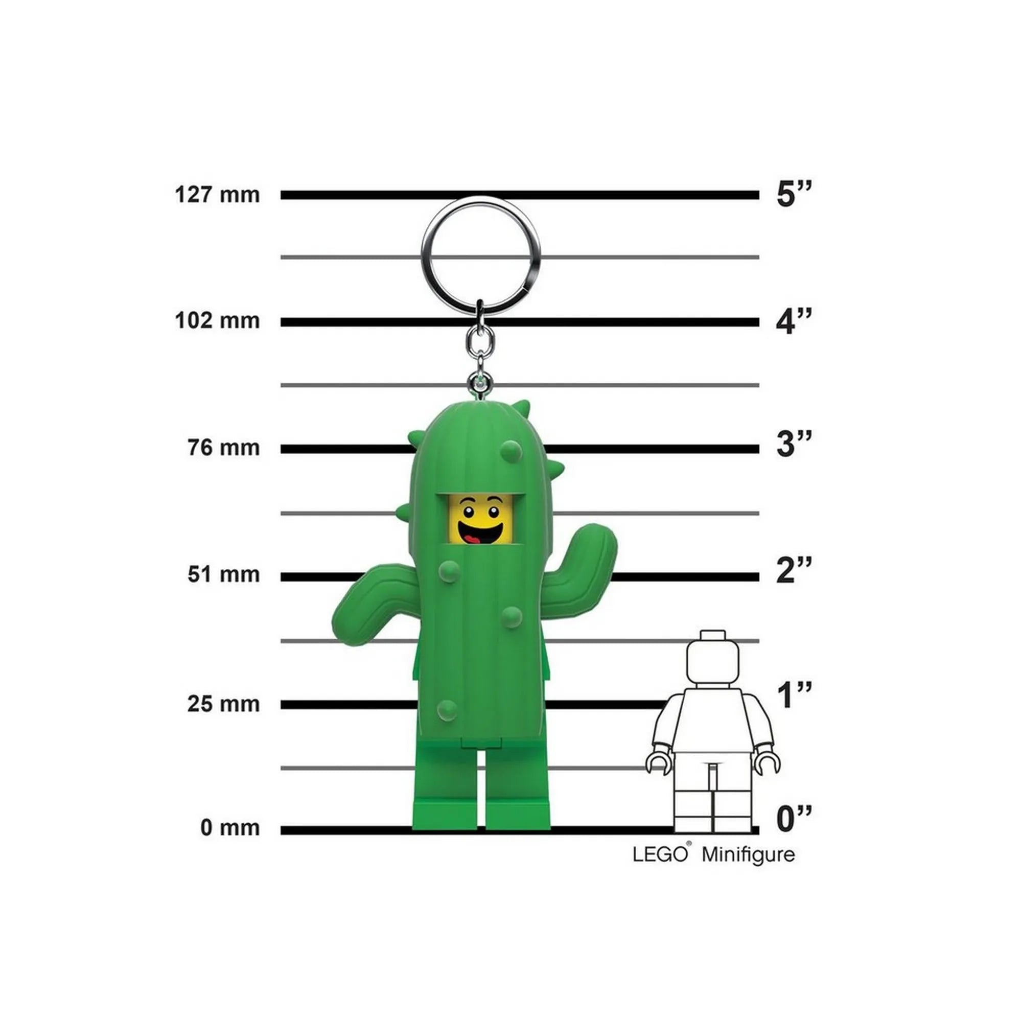 A LEGO Kaktusz jelmezes kulcstartó méretarányos képe, amelyen a zöld kaktuszruhás minifigura vicces arckifejezéssel látható, mögötte magasságmérő skálával.
