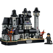LEGO Wednesday: Nevermore Akadémia 76788 kastélya fekete tetőkkel, óratornyokkal, erkéllyel és Wednesday minifigurájával.