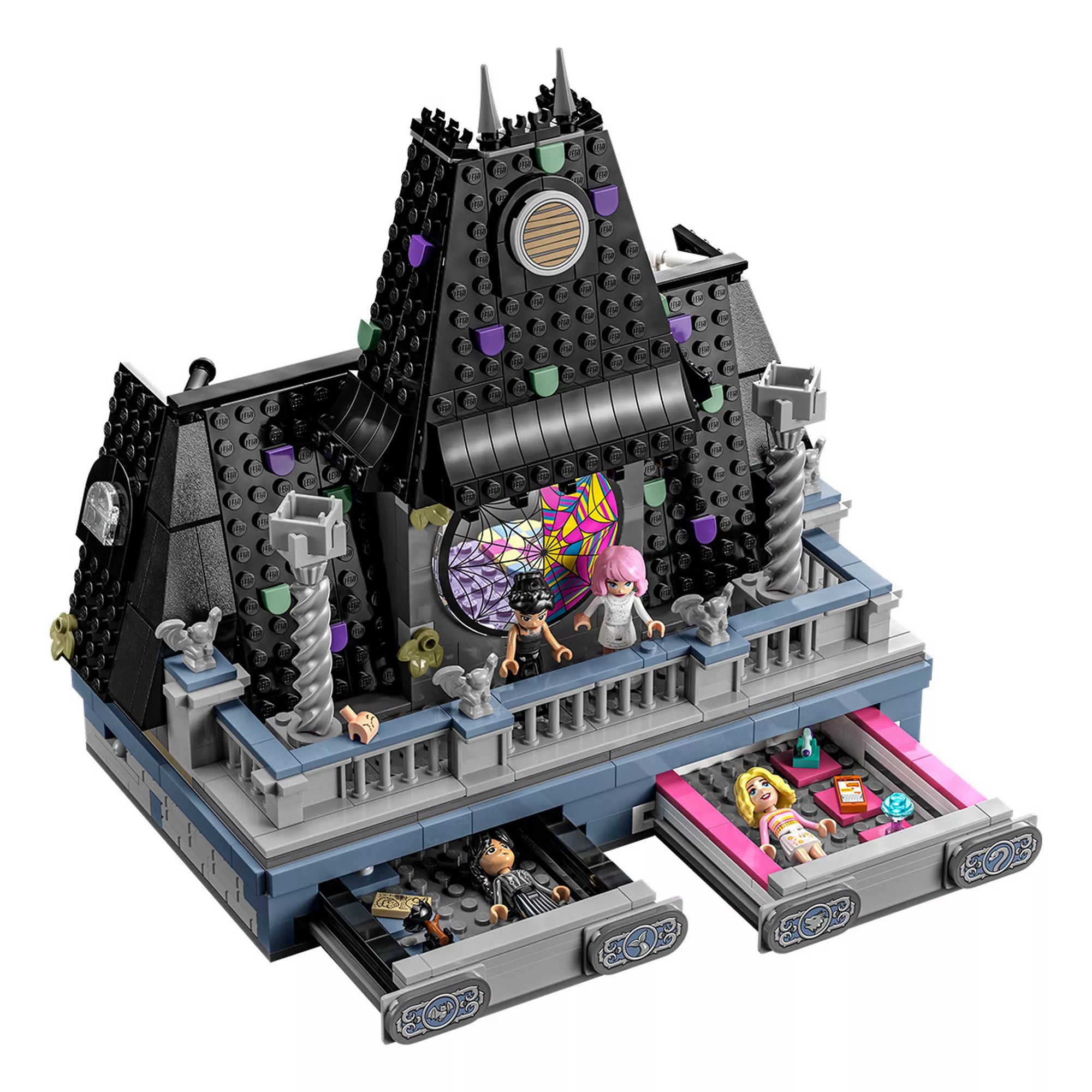 „A LEGO Wednesday & Enid’s Dorm Room modell két titkos fiókja kihúzva: az egyikben Wednesday minifigurája és kiegészítői, a másikban Enid figurája, könyv és személyes tárgyak láthatók.”