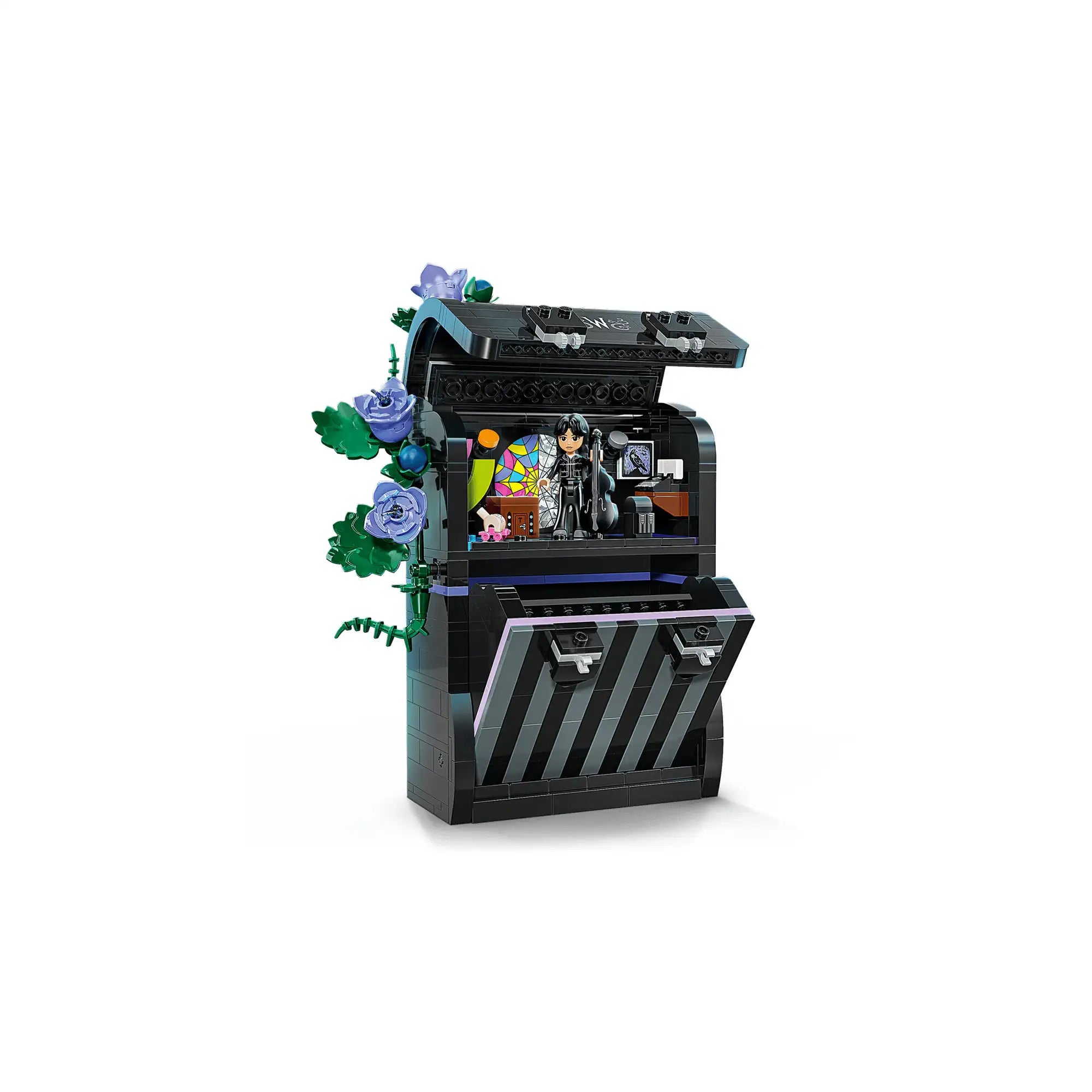Kinyitott LEGO Wednesday hátizsákmodell, belsejében színes ablakkal, Wednesday figurájával, csellóval és apró bútorokkal.
