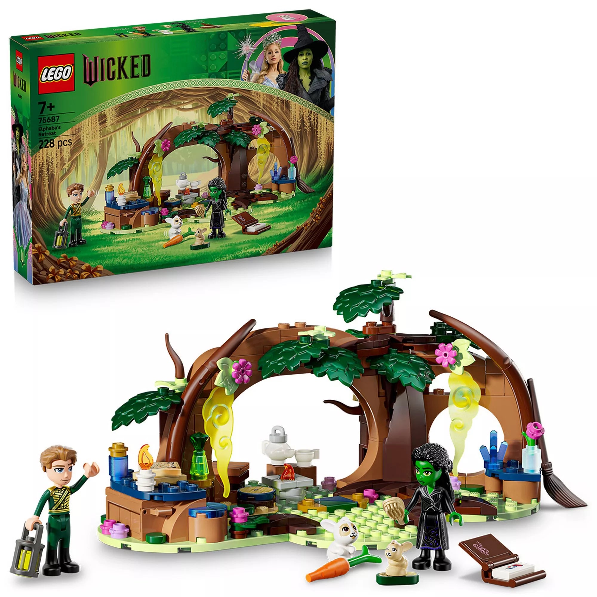 A LEGO Wicked Elphaba’s Retreat (75687) doboza és a teljesen felépített erdei rejtekhely Elphabával, állatokkal és kiegészítőkkel.