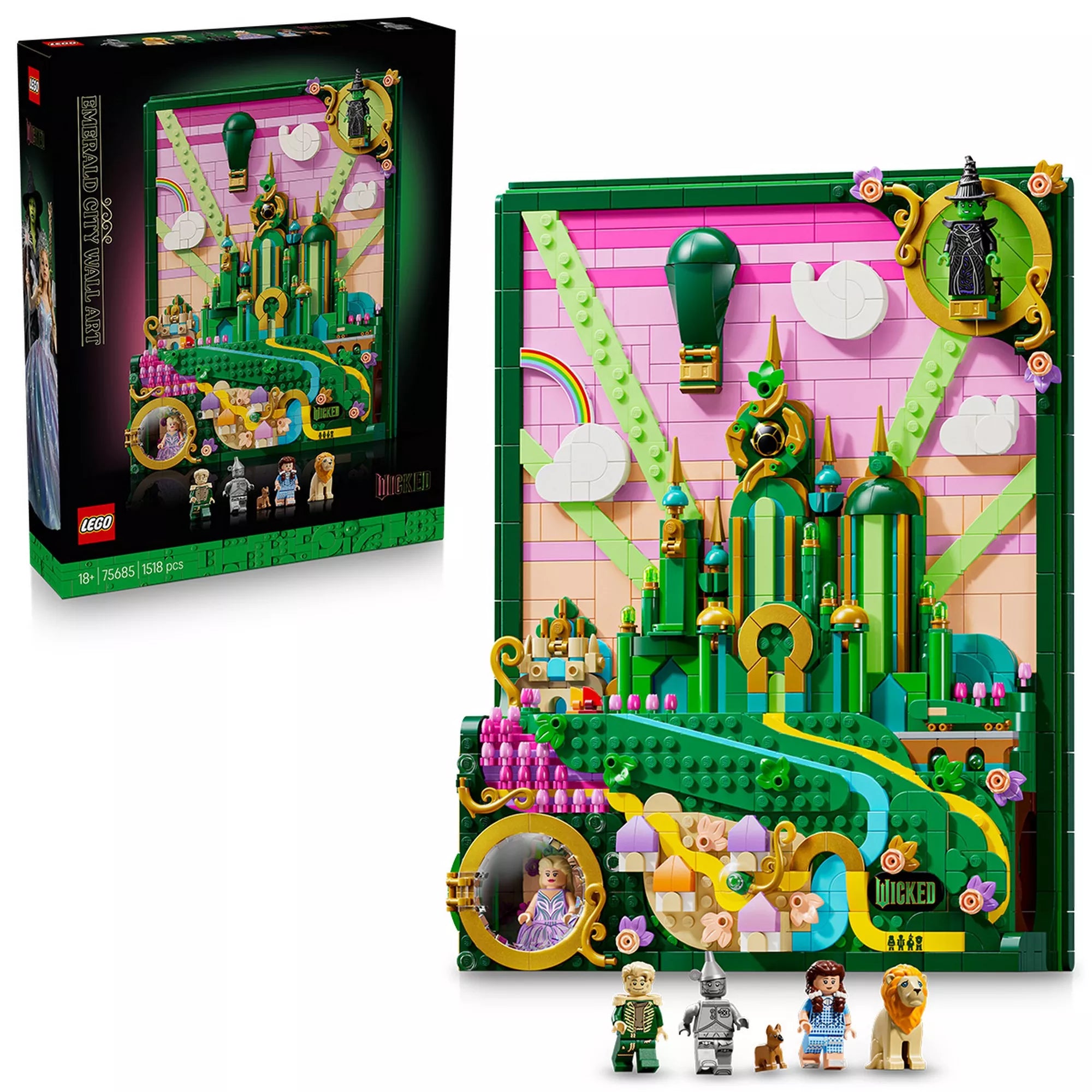 A LEGO Wicked Emerald City falikép (75685) doboza és a teljes megépített készlet egymás mellett. A 3D-s jelenet színes tornyai, a sárga ösvény, Glinda és Elphaba keretei, valamint a hat minifigura együtt láthatók, hangsúlyozva a készlet részletgazdag kialakítását.