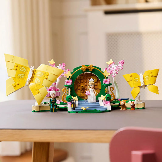 A LEGO Wicked: Glinda esküvője (75688) teljes jelenete asztalon, Glindával, Shiz professzorral és az óriás pillangókkal.