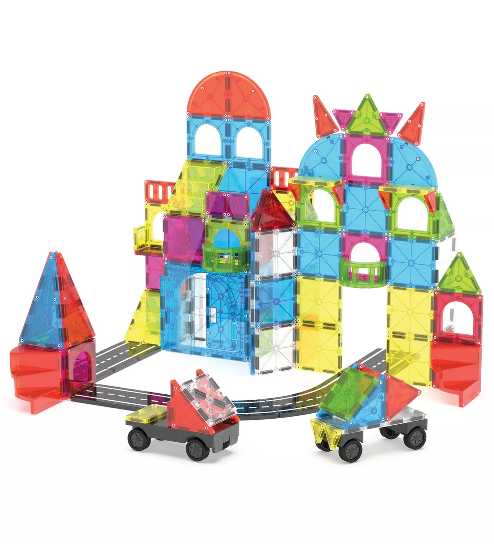 A MAGNA-TILES City Center építőkészletből épített színes városkép útelemekkel, tornyokkal és két kisautóval, amelyek a mágneses úton haladnak.