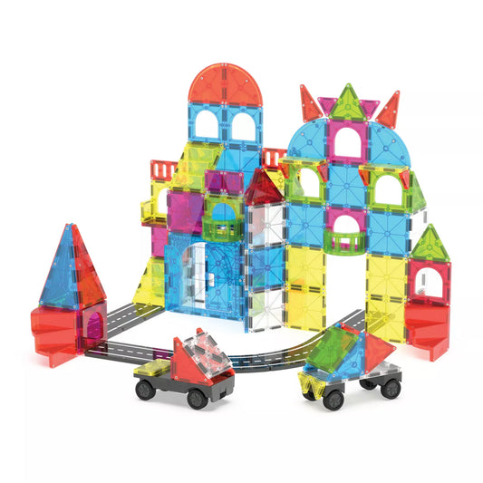 A MAGNA-TILES City Center építőkészletből épített színes városkép útelemekkel, tornyokkal és két kisautóval, amelyek a mágneses úton haladnak.
