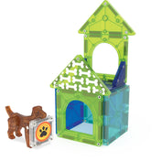 A Magna-Tiles Dog House készletből épített kétszintes kutyaház zöld és kék mágneses elemekből, mellette a barna kutya figura.