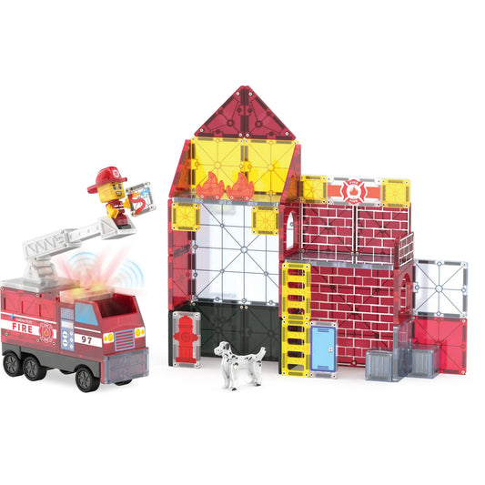 Teljes Magna-Tiles Fire Station jelenet a tűzoltóállomással, tűzoltóautóval és dalmata kutyával.