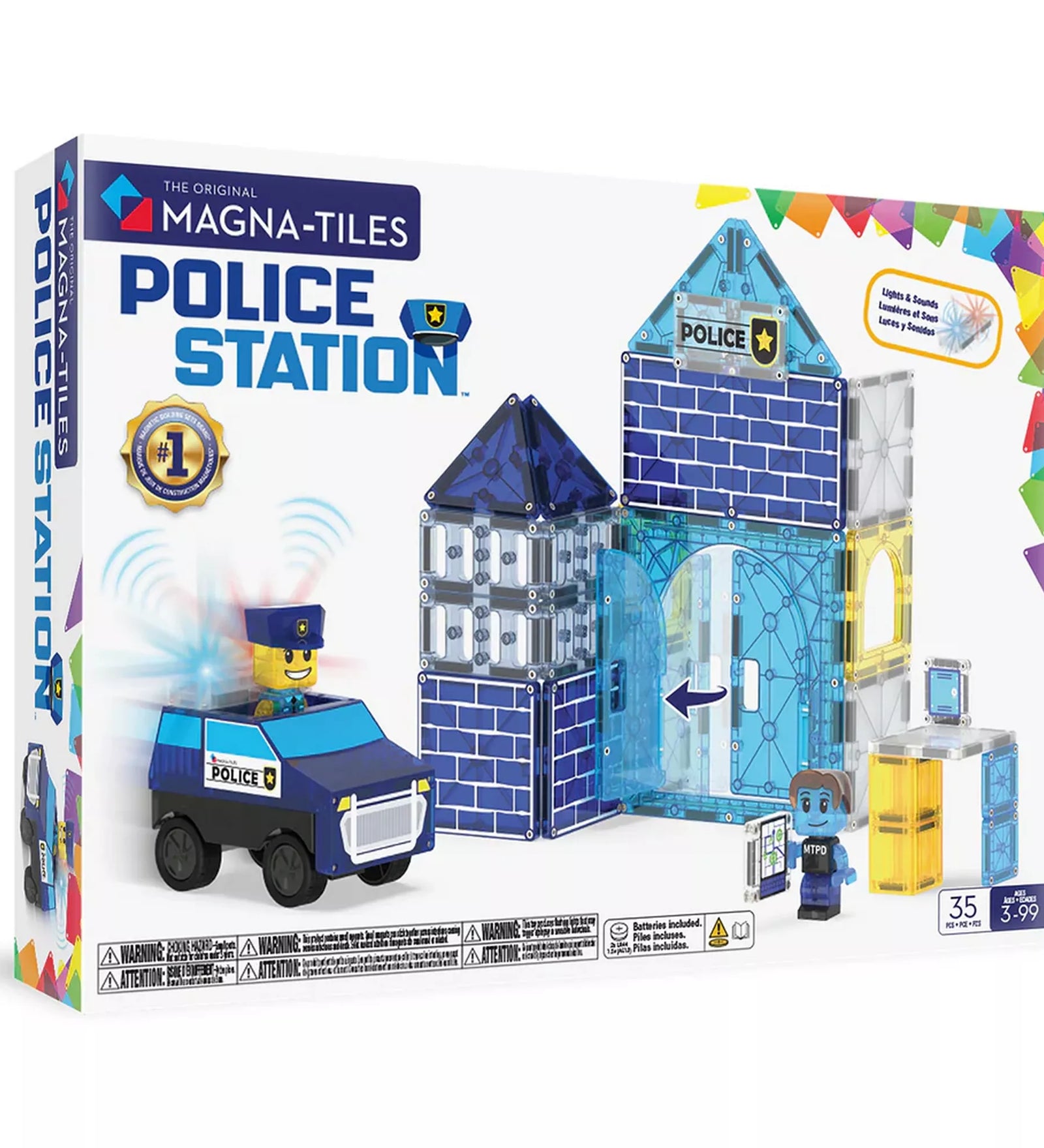 A MAGNA-TILES Police Station Set doboza, rajta a 35 darabos mágneses építőkészlet elemei: rendőrségi épület, járőr autó, két mágneses figura és fény- és hangmodul. A szett kék, áttetsző elemekkel, rendőrségi logóval és modern dizájnnal készült.
