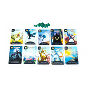 Mindbug x Tokió Királya társasjáték kártyái és jelölői keverve, Mindbug hátlapú paklival, kaidzsú lényekkel és dobókockákkal egy dinamikus kompozícióban.