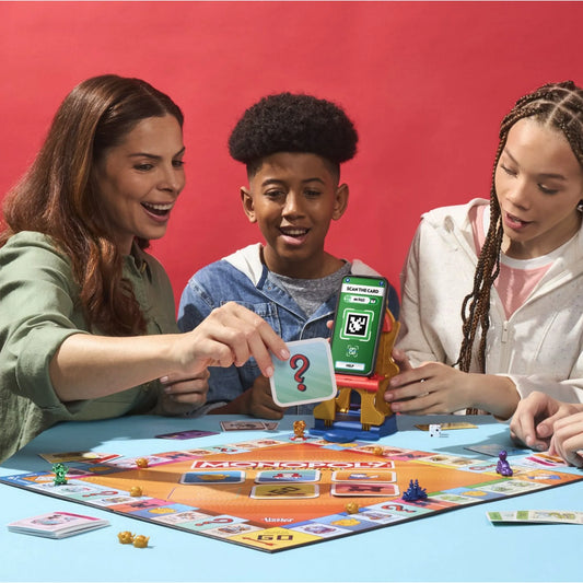 Monopoly App Banking társasjáték játék közben, gyerekek okoseszközzel és játéktáblával.