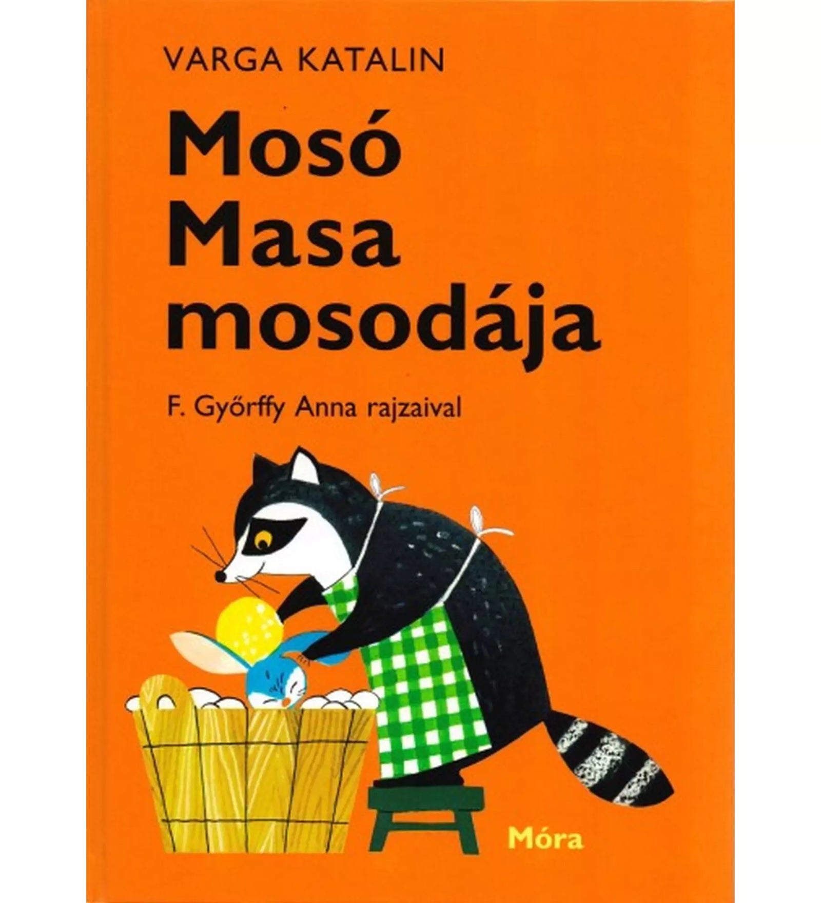 A Mosó Masa mosodája című könyv borítója, narancssárga háttérrel, középen egy mosómedve zöld kockás kötényben, aki egy teknőben ruhát mos. A teknőből egy kék plüssnyuszi és sárga pöttyös labda kandikál ki. A szerző neve: Varga Katalin.