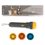 Moulin Roty Macskabajusz – a készlet tartalma: szürke-sárga vetítő és három színes dia korong a mesék vetítéséhez, a díszdoboz előtt elhelyezve.