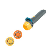 Moulin Roty Macskabajusz – szürke-sárga mesemondó vetítő két cserélhető dia koronggal, amely különböző képes történeteket jelenít meg.