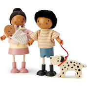 Mrs. Forrester és babája, Tender Leaf Toys – Kézzel festett fa babafigura babahordozóval és kötött kardigánnal, valamint egy másik babfigura mely pórázon kutyát sétáltat.