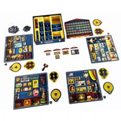 A Műgyűjtők társasága társasjáték játék közbeni állapota: több játékos galériatáblája, licitjelölők, festménylapkák és kiegészítő jutalomtárgyak elrendezve az asztalon.