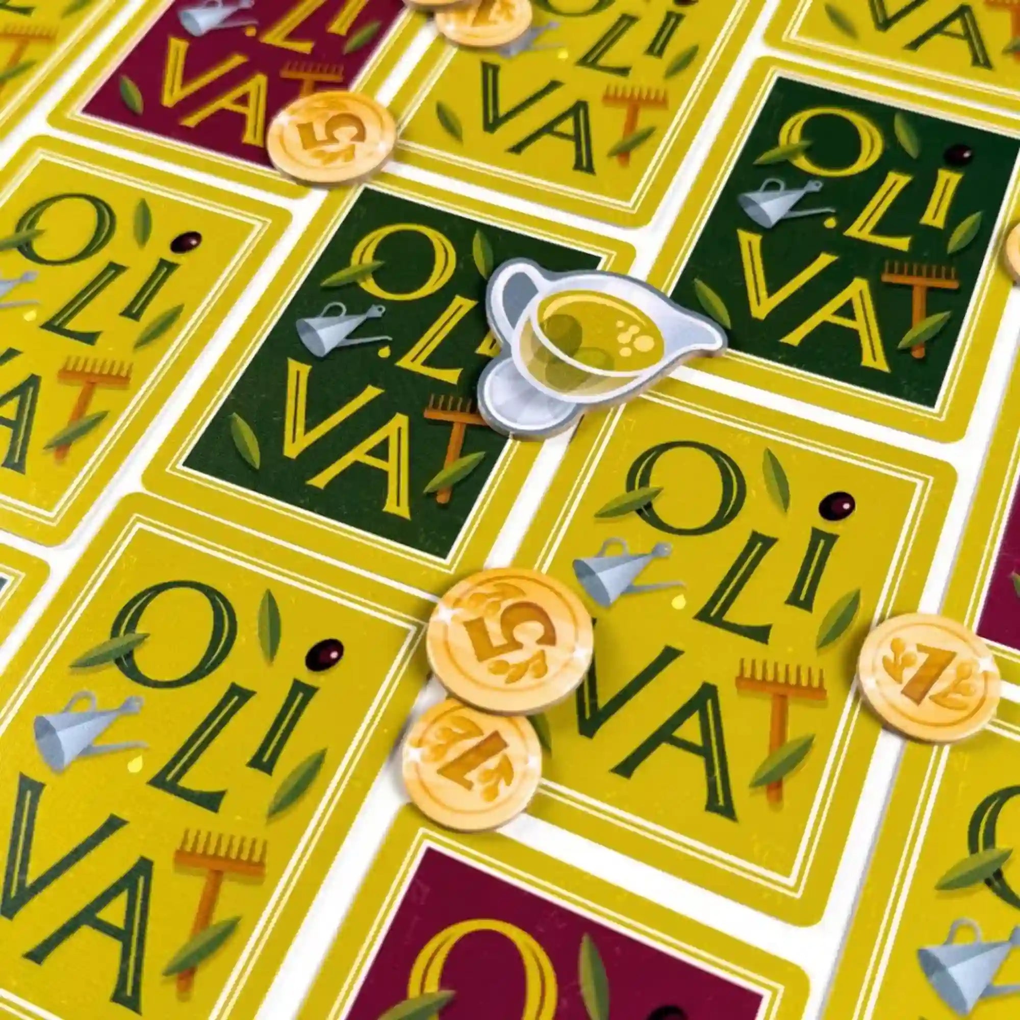 Olívaolajjal teli kancsót ábrázoló jelölő az Oliva társasjáték kártyái és fa escudo érméi között.