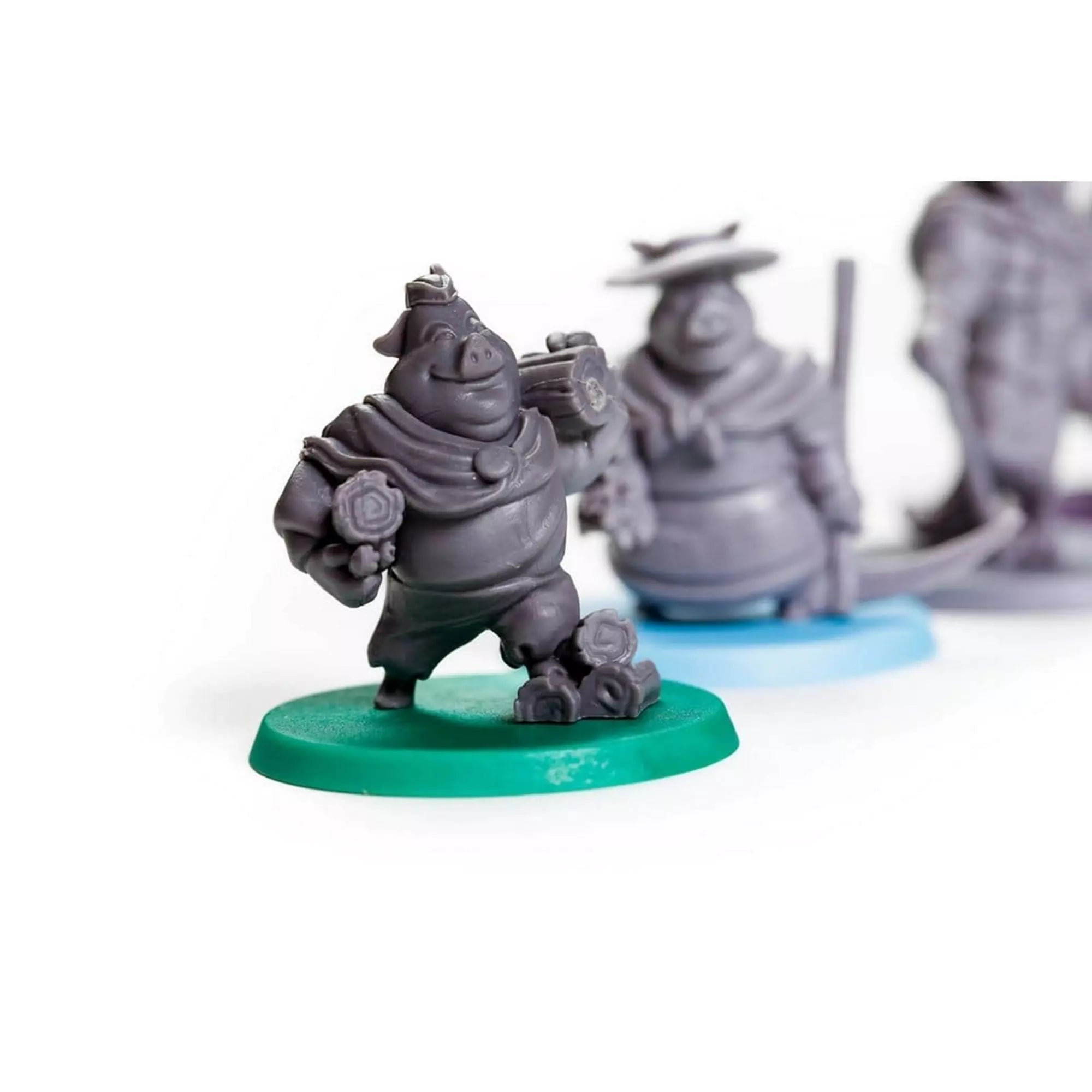 "Pădurea Fraților Grimm" A vidám kismalac figura építőanyagokkal a kezében, készen arra, hogy megépítse a házát a Grimm-erdőben.