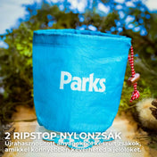 Parks logós kék ripstop nylon zsák zsinórral, természetes környezetben elhelyezve játék tartozék tárolására