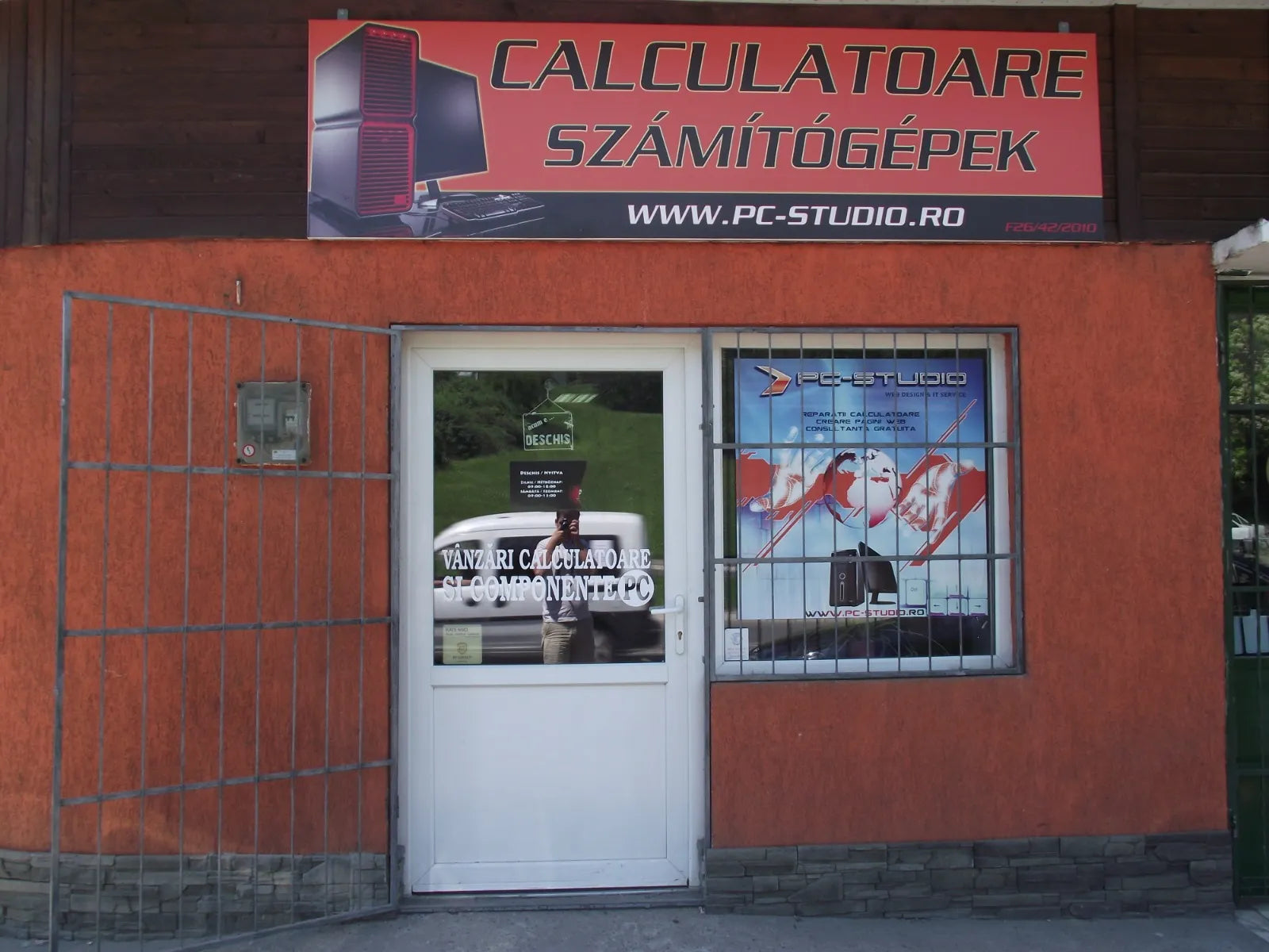 Régi számítástechnikai üzlet bejárata PC Studio felirattal