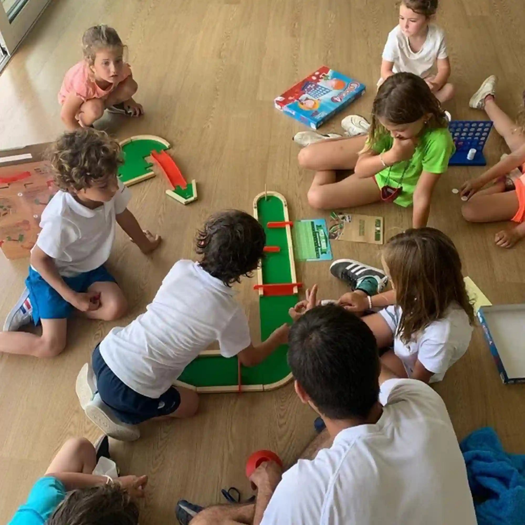 Gyerekek közösen építik és játsszák a Pitch&Plakks moduláris mini golf pályát.
