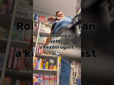 A Játszma játékbemutató videójában a Plakks asztali focival játszanak: a játékosok pöccintésekkel passzolnak és próbálják az ellenfél kapujába juttatni a labdát. A meccset gólok, öngólok és vidám reakciók kísérik.