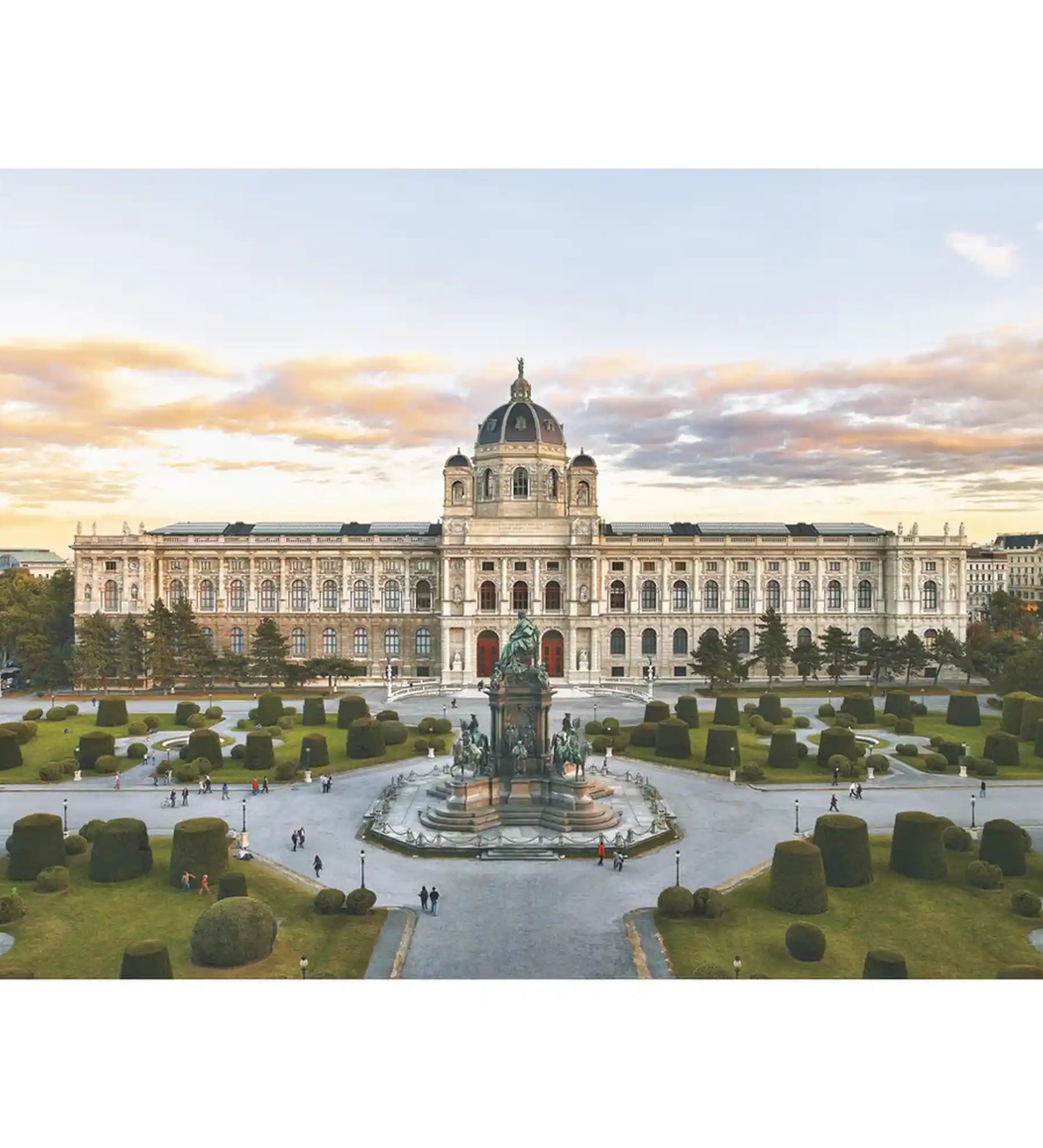 Puzzle Piatnik: Bécsi Szépművészeti Múzeum, 1000 darabos kirakó képe, amely a bécsi Szépművészeti Múzeum monumentális épületét és a Maria-Theresien-Platz parkját ábrázolja naplementés fényekben.