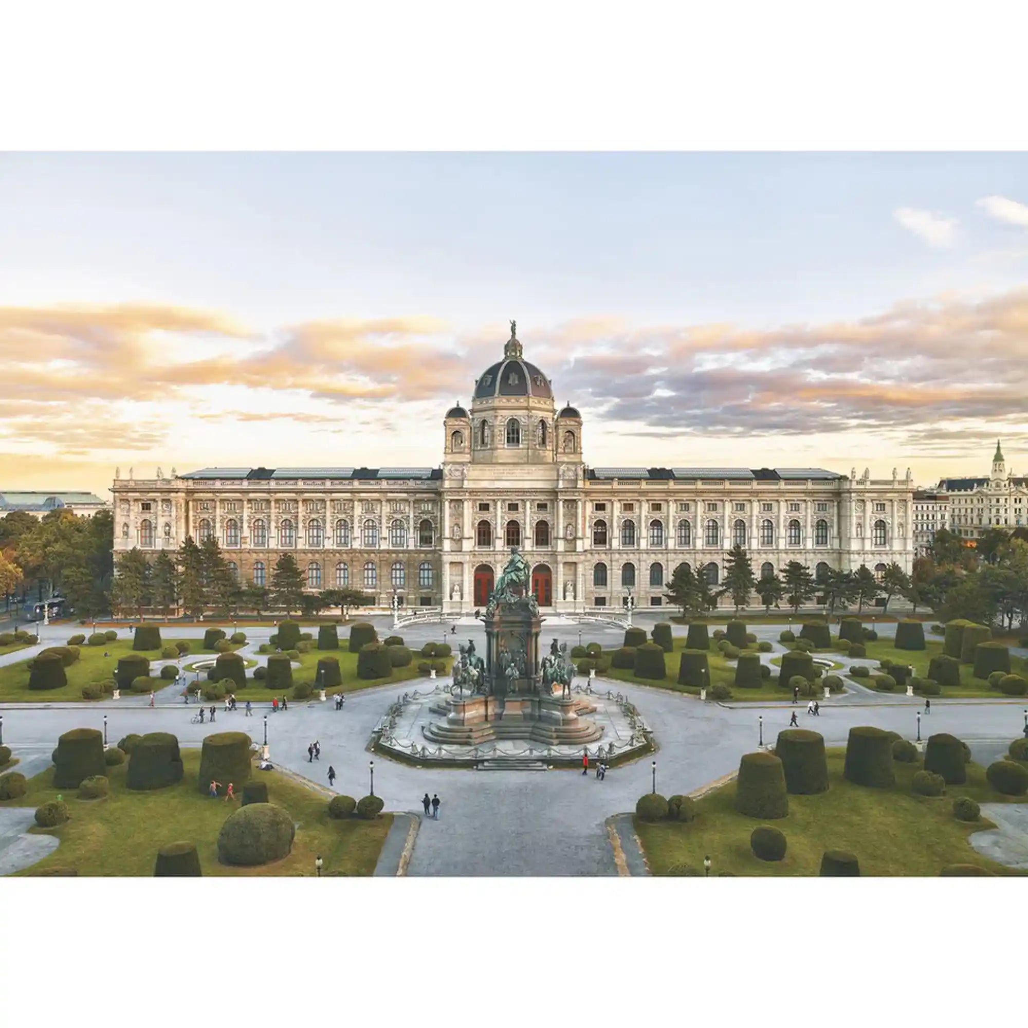 Puzzle Piatnik: Bécsi Szépművészeti Múzeum, 1000 darabos kirakó képe, amely a bécsi Szépművészeti Múzeum monumentális épületét és a Maria-Theresien-Platz parkját ábrázolja naplementés fényekben.