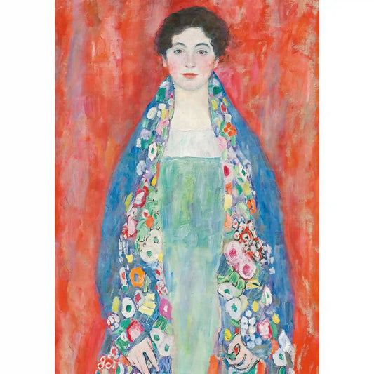 Gustav Klimt Fräulein Lieser című festményének részlete, fiatal nő portréja élénk narancsvörös háttér előtt, virágmintás kék köpenyben és finom pasztellszínű ruhában.