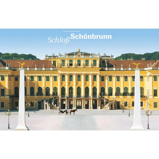 Schönbrunn kastély panorámaképe Bécsben, a híres barokk palota impozáns homlokzatával, díszes oszlopaival és tágas udvarával.