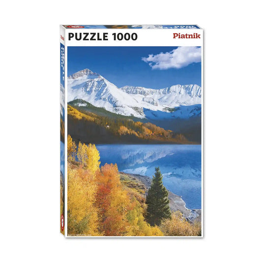 Piatnik Trout Lake Landscape 1000 darabos puzzle dobozképe, amely egy kristálytiszta hegyi tavat, őszi erdőt és hófödte hegycsúcsokat ábrázol.