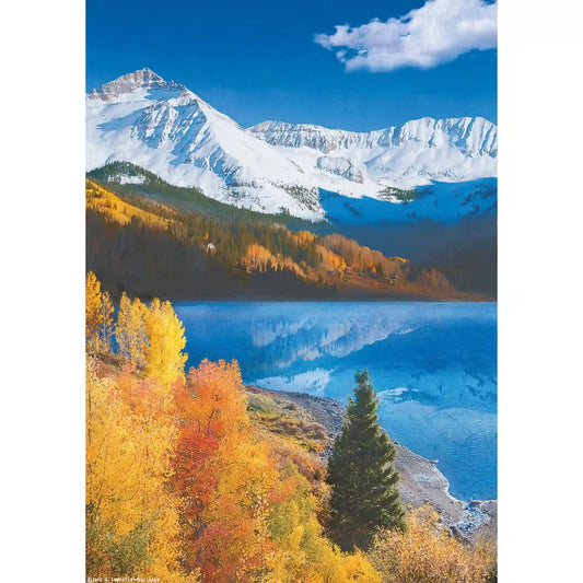 Trout Lake Landscape kirakott puzzle képe, festői hegyi tájjal, kék tóval, színes őszi lombkoronával és havas hegyvonulatokkal a háttérben.