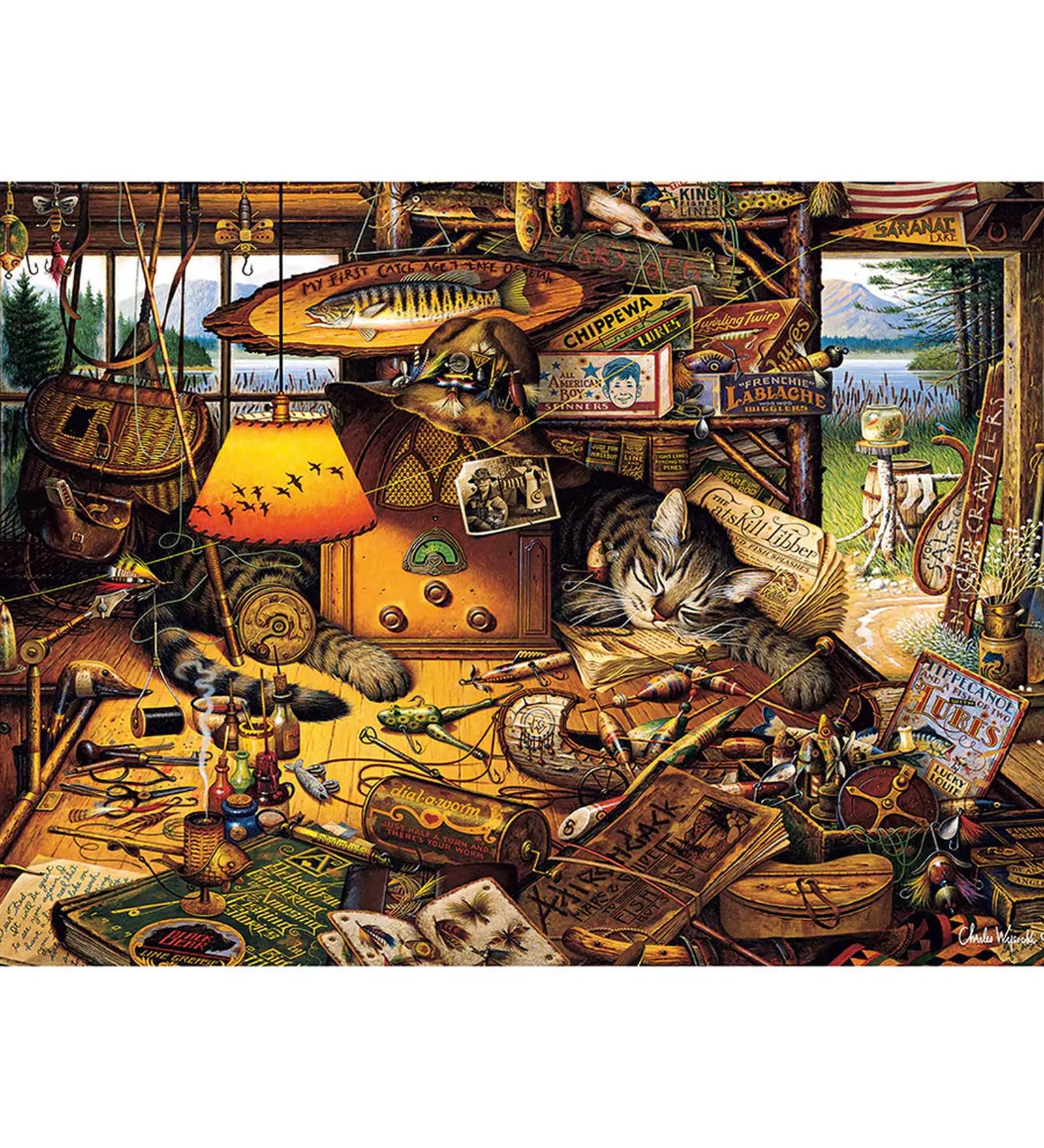 Puzzle Schmidt: Charles Wysocki, Max in Adirondacks – részletgazdag festmény egy hangulatos faházbelsőről, horgászfelszerelésekkel, régi tárgyakkal és egy békésen alvó macskával.