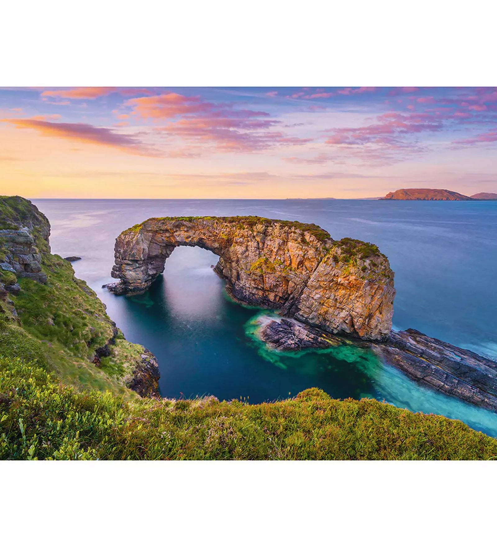 A Puzzle Schmidt Thomas Kinkade Great Pollet Sea Arch, Írország kirakott képe, látványos sziklaíves partvidékkel az Atlanti-óceánnál.