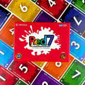 Red7 magyar nyelvű társasjáték doboza színes kártyák hátterén, a játék fő elemeivel.