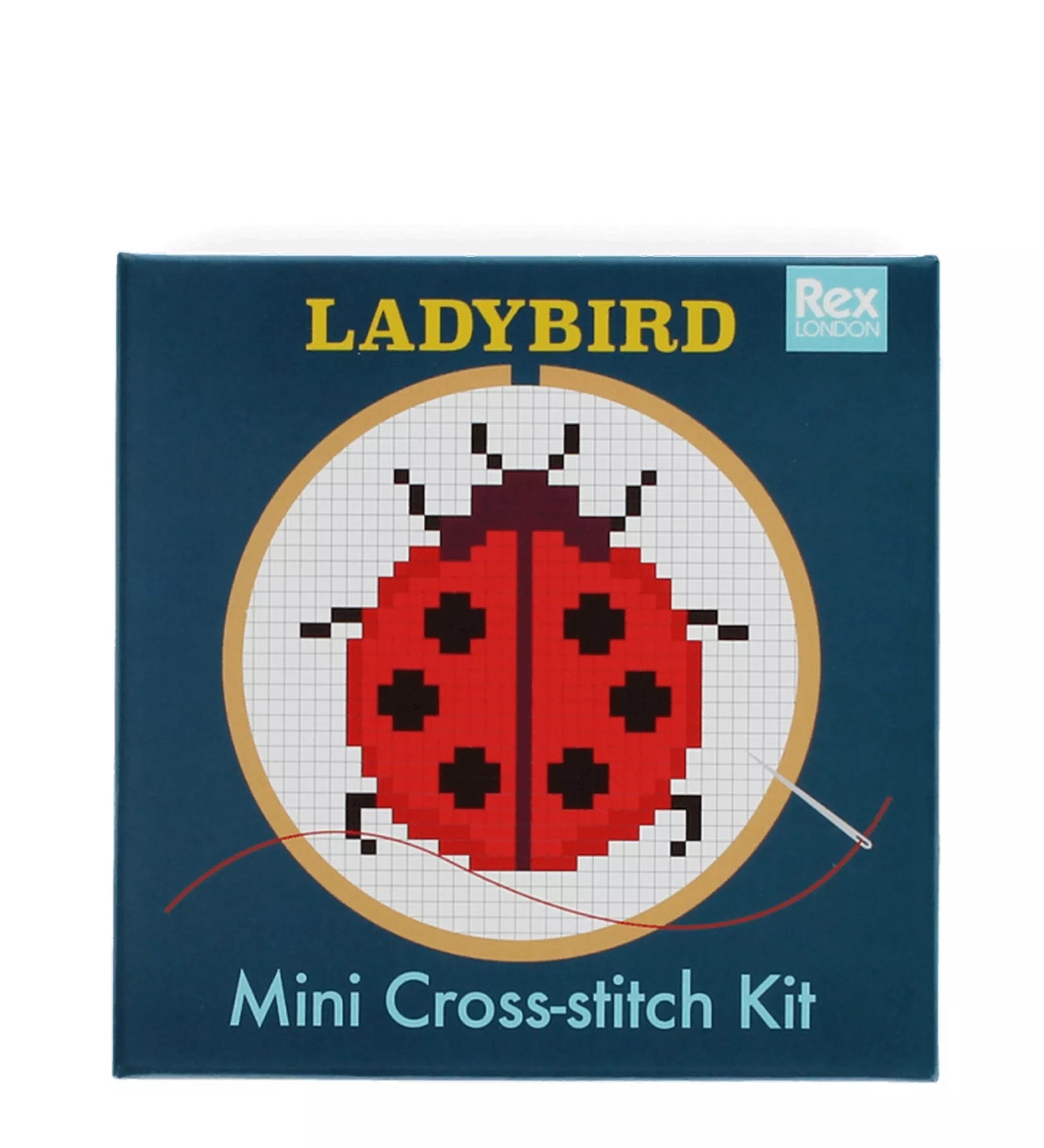 A Rex London Ladybird Mini Cross-stitch Kit doboza sötétkék háttérrel. A borítón pixeles stílusú, piros-fekete katicabogár mintája látható hímzőrácson, alul a termék neve szerepel.