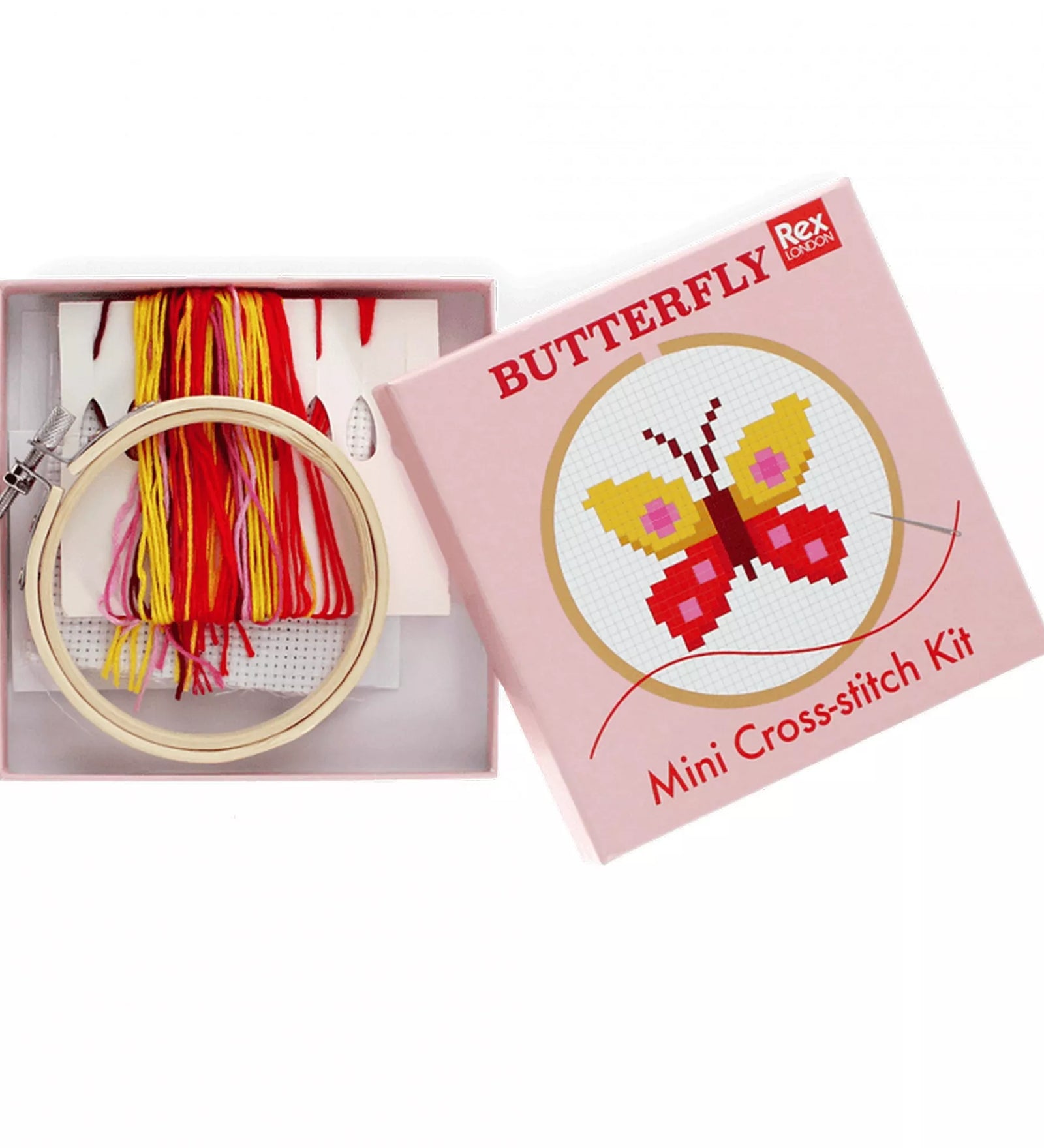 A Kit Mini goblen – Fluture készlet tartalma: fa hímzőkeret, Aida szövet, színes hímzőfonalak és a mintakártya a nyitott dobozban. A doboz tetején a pillangó mintája látható.