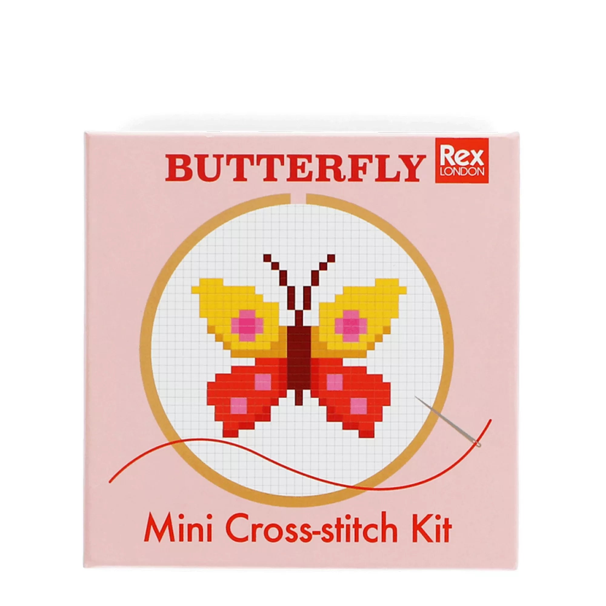 A Rex London „Butterfly” Mini Cross-stitch Kit doboza, amelyen egy pixeles mintájú, színes pillangó motívum látható négyzethálós háttéren. A rózsaszín csomagolás a mini goblen készlet tartalmára utal.