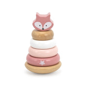 Összeépített fa karikatorony rózsaszín, fehér és fa színű gyűrűkkel, a tetején aranyos rózsaszín rókafej figurával.