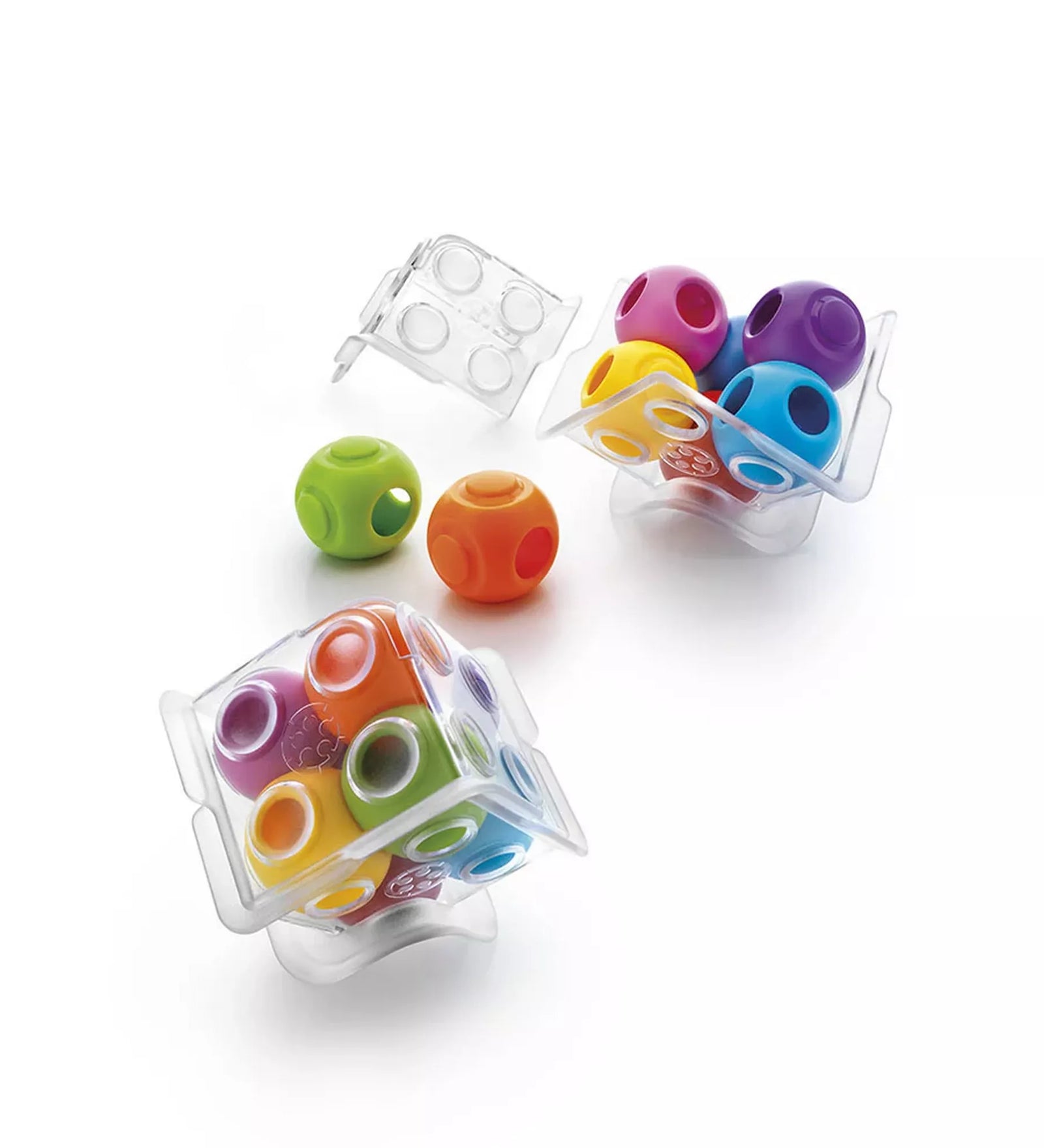 Caged Marbles 3D logikai játék elemei: átlátszó műanyag kocka, színes puzzle golyók és szétszedett kockarészek fehér háttéren.