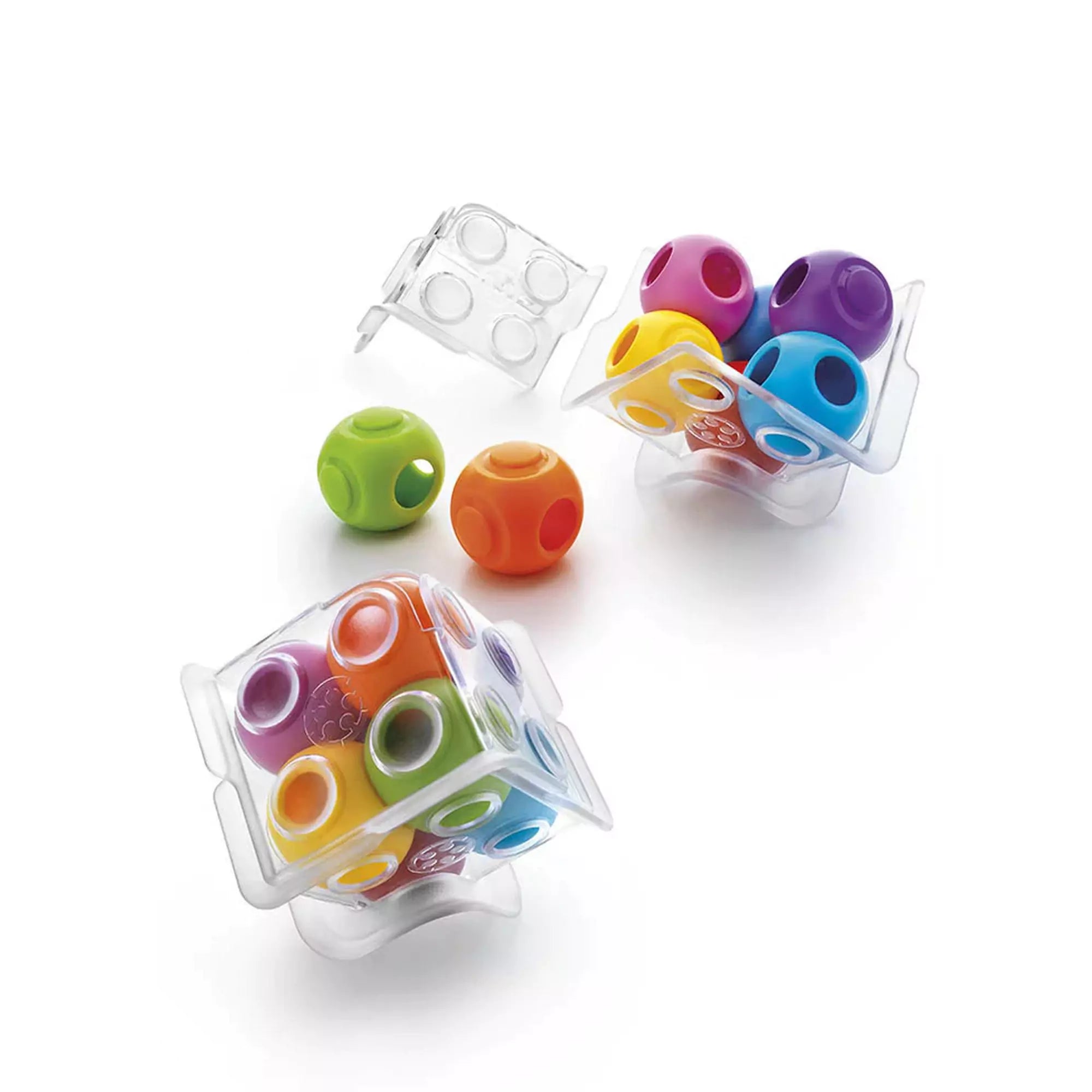 Smart Games Caged Marbles játék szétszedett állapotban, színes golyókkal és átlátszó kockarészekkel.