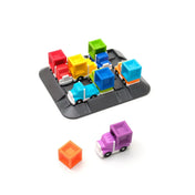Smart Games Express Courier játéktábla színes teherautókkal és rakománykockákkal, különálló lila teherautóval és narancssárga kockával.
