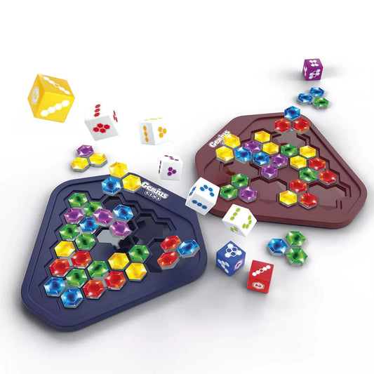 A Smart Games Genius Gems játéktáblái használat közben, színes hatszög alakú elemekkel és dobókockákkal, akció közben ábrázolva.