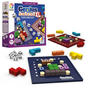 Genius Square XL logikai társasjáték doboza és tartalma két nagyméretű játéktáblával, színes puzzle elemekkel, koordináta dobókockákkal és stratégiai kirakó feladványokkal.