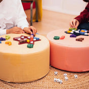 Genius Star kétszemélyes logikai játék két külön csillag alakú táblán, színes elemek elhelyezése stratégiai módon, speciális koordináta dobókockákkal.