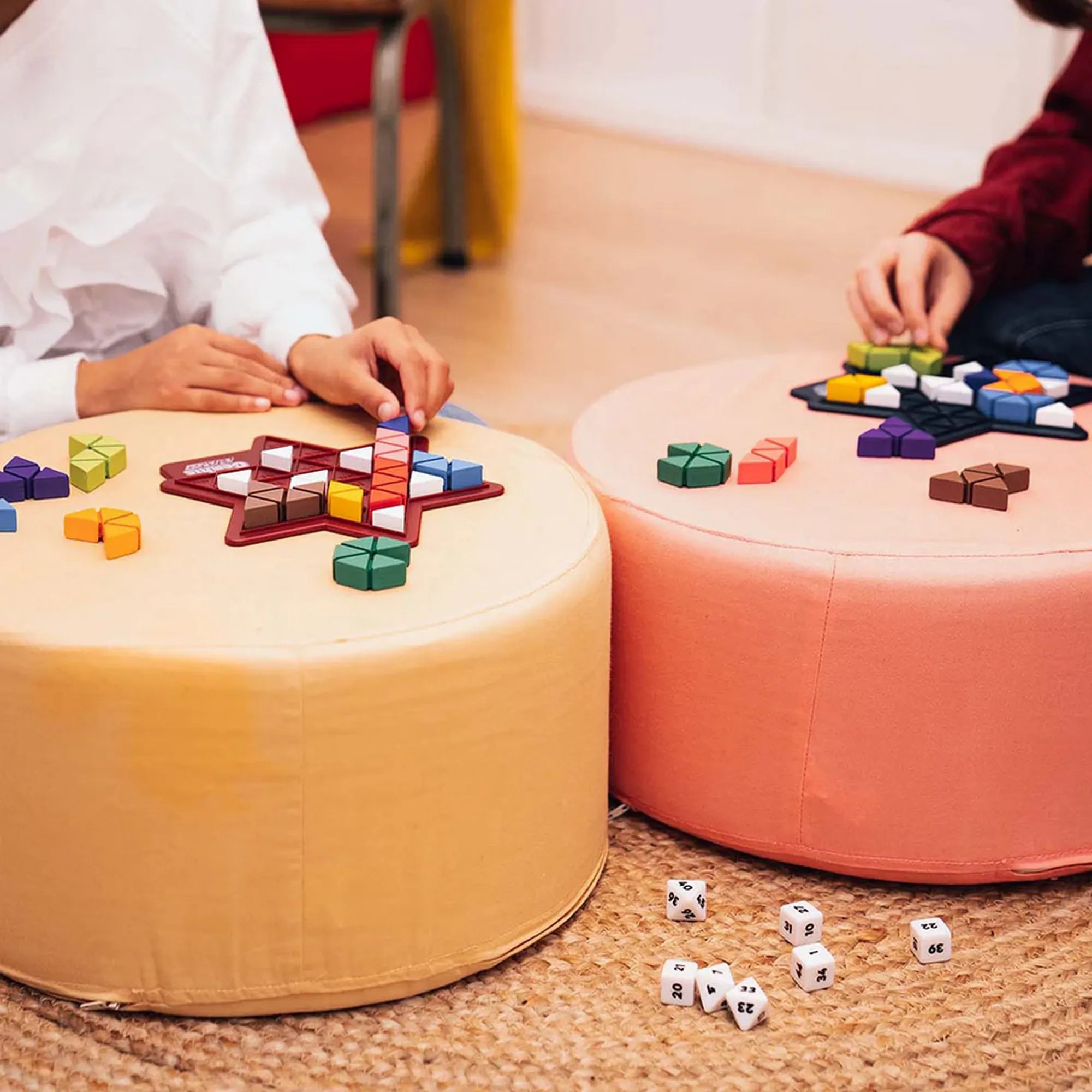 Genius Star kétszemélyes logikai játék két külön csillag alakú táblán, színes elemek elhelyezése stratégiai módon, speciális koordináta dobókockákkal.