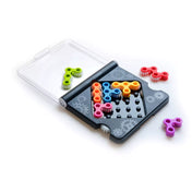 Smart Games IQ Gears játék nyitott állapotban, színes fogaskerék alakú puzzle-elemekkel elhelyezve a játéktáblán.