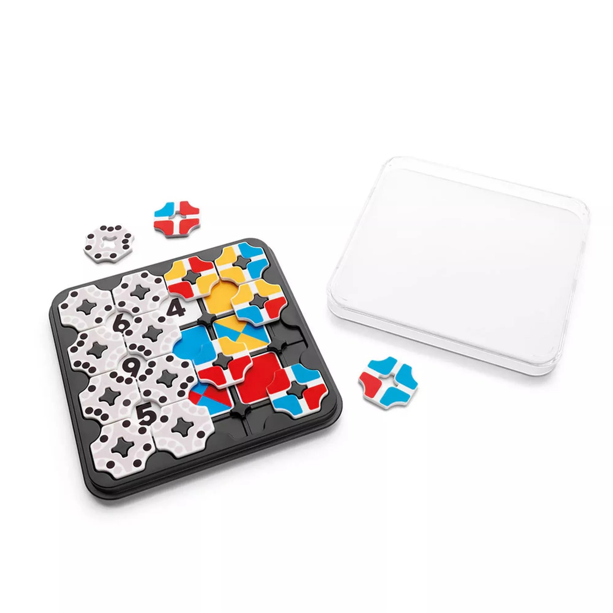 A Smart Games Quantum 2 in 1 játéktábla színes és számos elemekkel, levehető átlátszó fedéllel.