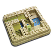 Közelkép a Smart Games Temple Trap játéktábláról, a részletes labirintus elemekkel és a zöld kalandor figurával.